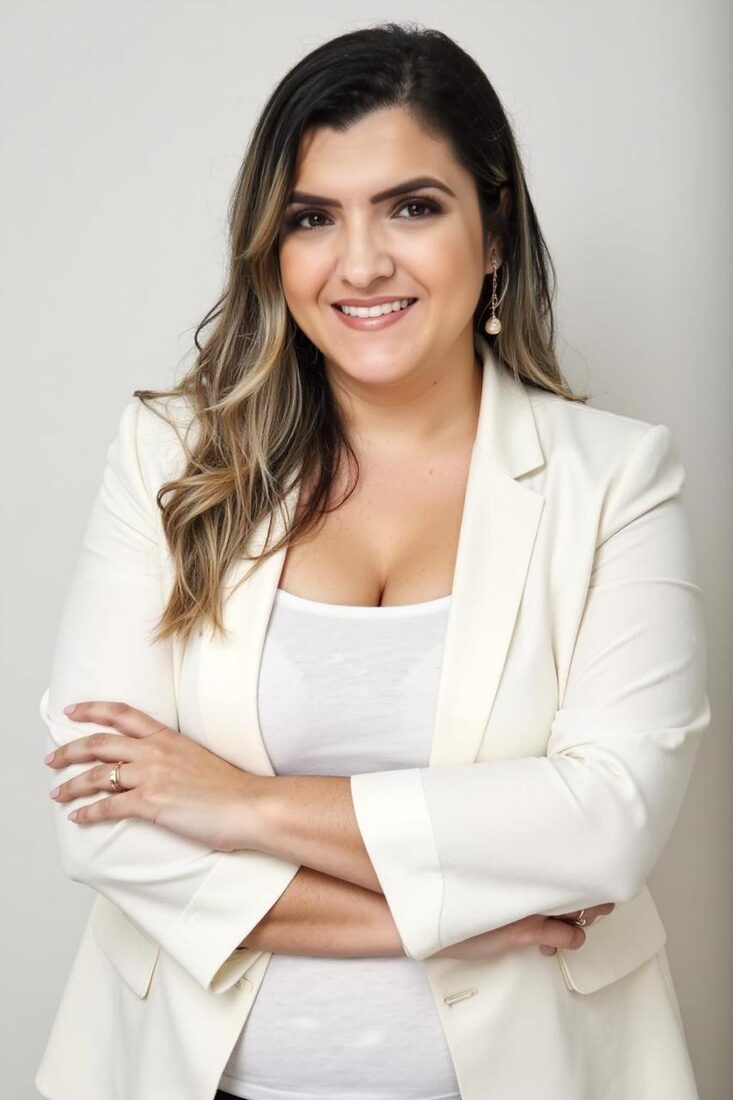 Bianca Dias, mentora de carreira no mercado de seguros, sorrindo em foto profissional